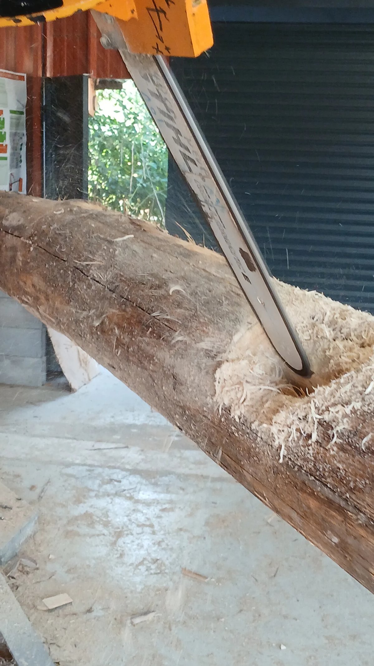 la tronconneuse realise une mortaise