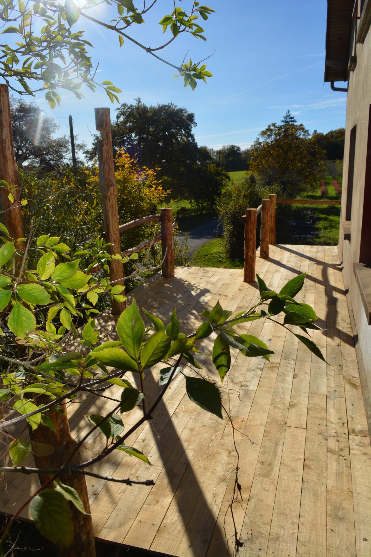 terrasse surévelée sur pilotis en bois brut